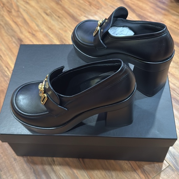 Never worn with tags. Comes with box and dust bags. Box with scratches - Picture 6 of 6